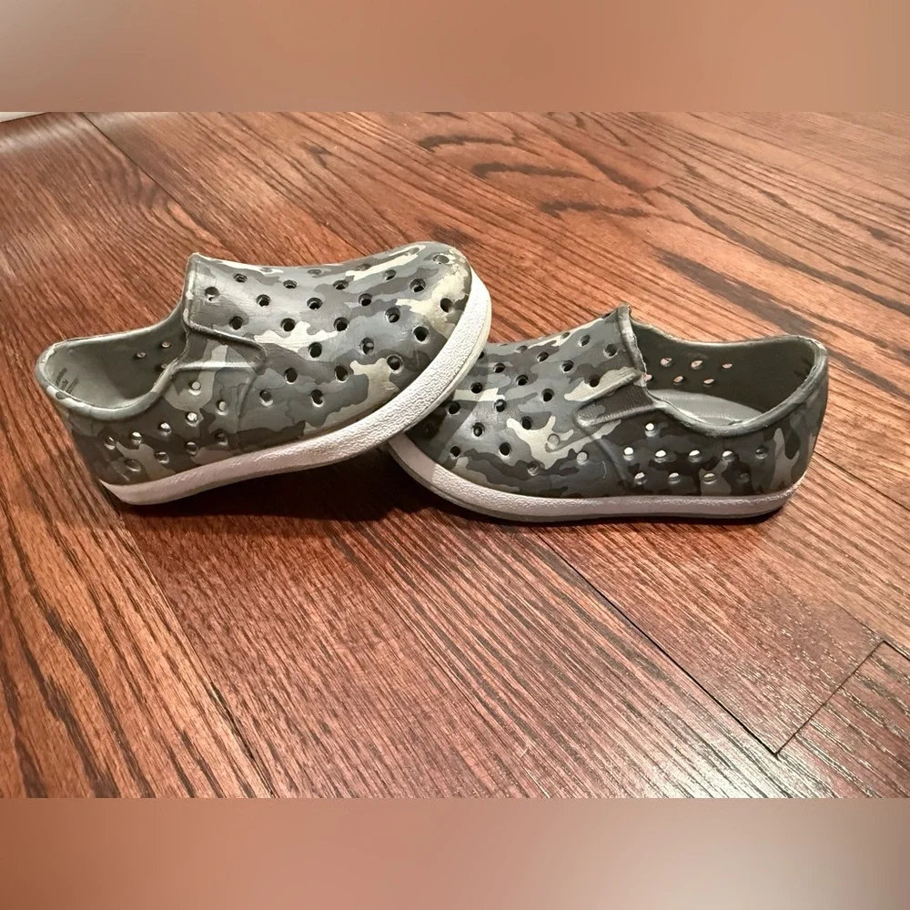 Cat & Jack Gray/Green Camouflage Toddler Slip-On Water Shoes - Size 6